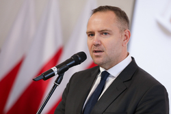 Uroczystość wręczenia Krzyży Wolności i Solidarności działaczom opozycji niepodległościowej z lat 1956–1989. Na zdj. prezes IPN dr Karol Nawrocki. Fot. Mikołaj Bujak (IPN)