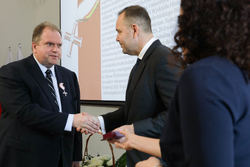 Uroczystość wręczenia Krzyży Wolności i Solidarności działaczom opozycji niepodległościowej z lat 1956–1989. Fot. Mikołaj Bujak (IPN)