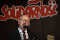 Uroczystość wręczenia Krzyży Wolności i Solidarności działaczom opozycji niepodległościowej z lat 1956–1989 – Gdańsk, 30 sierpnia 2024. Na zdj. zastępca prezesa IPN dr hab. Karol Polejowski. Fot. Roman Jocher