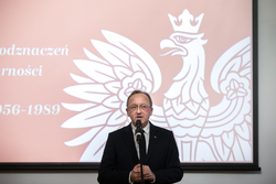 Uroczystość wręczenia odznaczeń Krzyża Wolności i Solidarności byłym działaczom opozycji niepodległościowej z lat 1956–1989 – Warszawa, 27 listopada 2024. Na zdj. zastępca prezesa IPN dr hab. Karol Polejowski. Fot. Sławek Kasper (IPN)