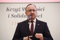 Uroczystość wręczenia Krzyży Wolności i Solidarności byłym działaczom NZS Politechniki Warszawskiej z lat 1980–1989. Na zdj. dr hab. Karol Polejowski, zastępca prezesa IPN – Warszawa, 31 marca 2025. Fot. Sławek Kasper (IPN)