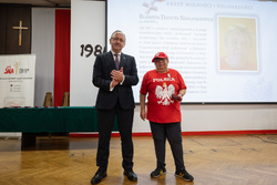 Krzyże Wolności i Solidarności dla działaczy opozycji w 45. rocznicę powstania NSZZ „Solidarność”, na zdjęciu zastępca prezesa IPN dr hab. Karol Polejowski, Gdańsk – 29 sierpnia 2025 r., fot. Roman Jocher