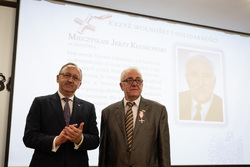 Krzyże Wolności i Solidarności dla działaczy opozycji w 45. rocznicę powstania NSZZ „Solidarność”, na zdjęciu zastępca prezesa IPN dr hab. Karol Polejowski, Gdańsk – 29 sierpnia 2025 r., fot. Roman Jocher