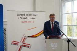 Uroczystość wręczenia Krzyży Wolności i Solidarności. Na zdj. dyrektor generalny Wielkopolskiego Urzędu Wojewódzkiego Jacek Wiśniewski – Poznań, 13 października 2025. Fot. Bartosz Kochański (IPN)