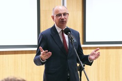 Uroczystość wręczenia Krzyży Wolności i Solidarności. Na zdj. zastępca prezesa IPN dr Mateusz Szpytma – Kielce, 17 października 2025. Fot. Dariusz Skrzyniarz (IPN)