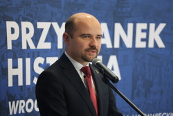 Uroczystość wręczenia Krzyży Wolności i Solidarności. Na zdj. dyrektor oddziału IPN we Wrocławiu dr hab. Kamil Dworaczek – Wrocław, 4 listopada 2025. Fot. Maciej Parysek (IPN)