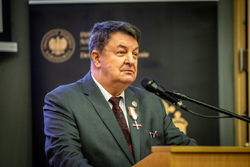 Uroczystość wręczenia Krzyży Wolności i Solidarności oraz nagrody Praesentes Prioribus. Na zdj. odznaczony – Krzysztof Skorski – Olsztyn, 28 listopada 2025. Fot. Łukasz Czechyra (IPN)