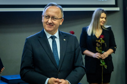 Uroczystość wręczenia Krzyży Wolności i Solidarności oraz nagrody Praesentes Prioribus. Na zdj. zastępca prezesa IPN dr hab. Karol Polejowski – Olsztyn, 28 listopada 2025. Fot. Łukasz Czechyra (IPN)