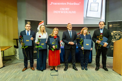 Uroczystość wręczenia Krzyży Wolności i Solidarności oraz nagrody Praesentes Prioribus – Olsztyn, 28 listopada 2025. Fot. Łukasz Czechyra (IPN)