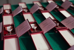 Wręczenie odznaczeń Krzyż Wolności i Solidarności byłym studentom Wyższej Oficerskiej Szkoły Pożarniczej. Warszawa, 29 listopada 2025 roku. Fot. Krzysztof Kapłon (IPN)