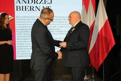 Wręczenie odznaczeń Krzyż Wolności i Solidarności byłym studentom Wyższej Oficerskiej Szkoły Pożarniczej. Warszawa, 29 listopada 2025 roku. Fot. Krzysztof Kapłon (IPN)