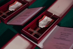 Wręczenie odznaczeń Krzyż Wolności i Solidarności byłym studentom Wyższej Oficerskiej Szkoły Pożarniczej. Warszawa, 29 listopada 2025 roku. Fot. Krzysztof Kapłon (IPN)