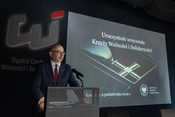 Uroczystość wręczenia Krzyży Wolności i Solidarności działaczom opozycji niepodległościowej z lat 1956–1989. Na zdj. zastępca prezesa IPN dr Mateusz Szpytma – Katowice, 9 października 2026. Fot. Krzysztof Łojko (IPN)