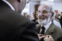 Prezes IPN Jarosław Szarek odznacza wybitnego opozycjonistę i działacza związkowego Seweryna Jaworskiego (P). Uroczystość wręczenia odznaczeń państwowych – Krzyży Wolności i Solidarności – Warszawa, 13 czerwca 2018. Fot. Sławek Kasper (IPN)