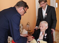 Prezes IPN Jarosław Szarek wręcza Krzyż Wolności i Solidarności Janinie Helenie Ujmie. Fot. Jan Dubiel (IPN)