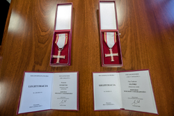 Prezes IPN dr Jarosław Szarek przekazał Krzyże Wolności i Solidarności: Teresie Krynickiej – odznaczenie przyznane Wojciechowi Ziembińskiemu i Tadeuszowi Stańskiemu – Warszawa, 8 lipca 2021. Fot. Sławek Kasper (IPN)