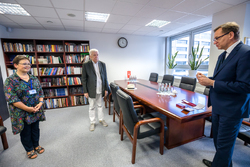 Prezes IPN dr Jarosław Szarek przekazał Krzyże Wolności i Solidarności: Teresie Krynickiej – odznaczenie przyznane Wojciechowi Ziembińskiemu i Tadeuszowi Stańskiemu – Warszawa, 8 lipca 2021. Fot. Sławek Kasper (IPN)