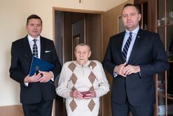 Marian Bielański, odznaczony Krzyżem Wolności i Solidarności (C) przez dr. Karola Nawrockiego, prezesa IPN (P). Od lewej dr Dariusz Iwaneczko, dyrektor IPN w Rzeszowie – 22 listopada 2021. Fot. Mikołaj Bujak (IPN)