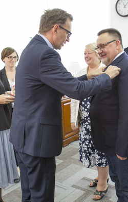 Uroczystość wręczenia Krzyża Wolności i Solidarności Andrzejowi Adamowi Cybulskiemu