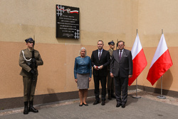 Odsłonięcie tablicy upamiętniającej internowane i więzione działaczki opozycji antykomunistycznej. Od lewej: Izabella Lipniewicz, dr Karol Nawrocki, Jan Józef Kasprzyk. Fot. Mikołaj Bujak (IPN)