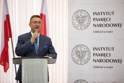 Dyrektor Oddziału IPN w Łodzi dr hab. Dariusz Rogut. Uroczystość wręczenia Krzyży Wolności i Solidarności – Łódź, 10 czerwca 2022. Fot. Mikołaj Bujak (IPN)