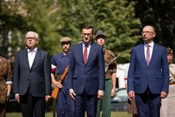 Złożenie kwiatów pod tablicą upamiętniającą Kornela Morawieckiego – Wrocław, 11 czerwca 2022. Fot. Mikołaj Bujak (IPN)