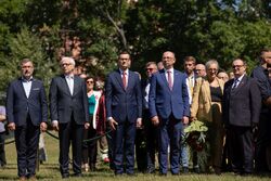 Złożenie kwiatów pod tablicą upamiętniającą Kornela Morawieckiego – Wrocław, 11 czerwca 2022. Fot. Mikołaj Bujak (IPN)