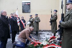 Prezes Instytutu Pamięci Narodowej dr Karol Nawrocki i jego zastępcy: dr hab. Karol Polejowski i dr hab. Krzysztof Szwagrzyk złożyli kwiaty pod murem pamięci na dziedzińcu Muzeum Żołnierzy Wyklętych i Więźniów Politycznych PRL w Warszawie – 13 grudnia 2022. Fot. Sławek Kasper (IPN)