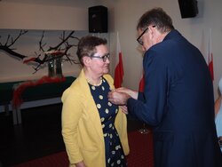 Odznaczenie odbiera Ewa Bończak-Kucharczyk, która w stanie wojennym organizowała pomoc ukrywającym się działaczom opozycji