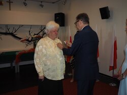 Odznaczenie dla Krystyny Ermusz, która miała odwagę wspierać ukrywających się działaczy opozycji