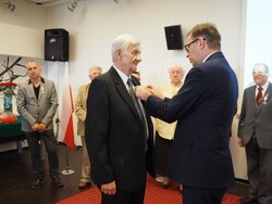 Odznaczenie dla Adama Kubika, który jako radca prawny pomagał Solidarności i osobom represjonowanym przez władze komunistyczne