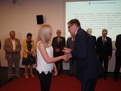 Pośmiertne odznaczenie dla Roberta Andrzeja Tomczaka odebrała jedna z jego córek