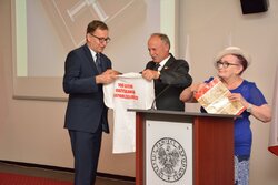 Podczas uroczystości przedstawiciele Klubu Więzionych Internowanych i Represjonowanych przekazali Prezesowi IPN koszulke z Biegu im. ks. Stanisława Suchowolca, który odbył się w maju w Białymstoku