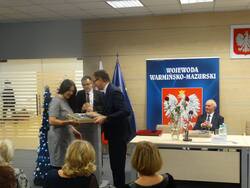 Uhonorowanie przyjaciół olsztyńskiej Delegatury IPN. Na zdjęciu Prezes IPN i Małgorzata Siergiej ze Związku Harcerstwa Rzeczypospolitej