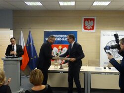 Uhonorowanie przyjaciół olsztyńskiej Delegatury IPN. Na zdjęciu Prezes IPN i redaktor Mirosław Sochacki z Radia Olsztyn - twórca m.in. "Historycznego leksykonu IPN"