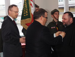 Dekoracji dokonał Minister Andrzej Dera