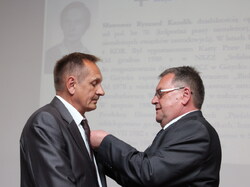 Wręczenie Krzyża Sławomirowi Karolikowi