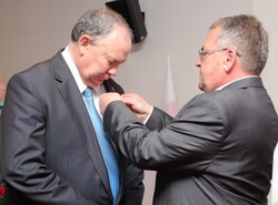 Wręczenie Krzyża Leszkowi Lewocowi