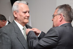 Wręczenie Krzyża Józefowi Racewiczowi