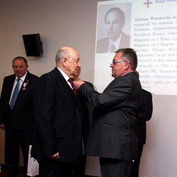 Wręczenie Krzyża Tadeuszowi Waśniewskiemu