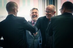 Uroczystość wręczenia Krzyży Wolności i Solidarności. Tomasz Kosior (w środku) – Olsztyn, 4 października 2017. Fot. Sławomir Kasper (IPN)