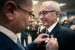 Uroczystość wręczenia Krzyży Wolności i Solidarności. Wiceprezes Szpytma odznacza Zbigniewa Arnolda Maciejewskiego – Olsztyn, 4 października 2017. Fot. Sławomir Kasper (IPN)