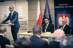 Uroczystość wręczenia Krzyży Wolności i Solidarności. Wystąpienie wiceprezesa IPN dr. Mateusza Szpytmy. Przy stole prezydialnym dr hab. Karol Sacewicz, naczelnik Delegatury IPN w Olsztynie i wicewojewoda Sławomir Sadowski– Olsztyn, 4 października 2017. Fot. Sławomir Kasper (IPN)