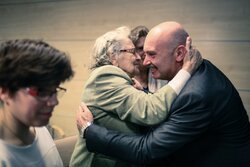 Uroczystość wręczenia Krzyży Wolności i Solidarności. Jarosław Babalski gratuluje odznaczenia Pani Wandzie Bortkiewicz – Olsztyn, 4 października 2017. Fot. Sławomir Kasper (IPN)