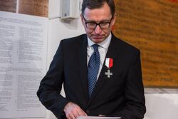 Uroczystość wręczenia Krzyży Wolności i Solidarności – Gdańsk, 15 grudnia 2017. Fot. Sławomir Kasper (IPN). Prezes IPN Jarosław Szarek otrzymał Odznaczenie Honorowe Semper Fidelis od Związku Polskich Kombatantów im. Henryka Jankowskiego. W imieniu związku wręczył je Jerzy Kowalczyk