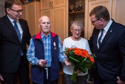 Wręczenie Krzyża Wolności i Solidarności Maciejowi Józefowi Miatkowskiemu w jego domu – Gdańsk, 15 grudnia 2017. Fot. Sławomir Kasper (IPN)