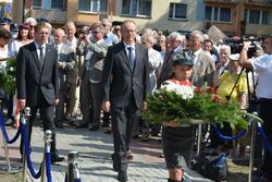 Prezes IPN dr Łukasz Kamiński oraz prof. Mirosław Golon, dyrektor gdańskiego Oddziału IPN składają kwiaty pod tablicą w Potulicach