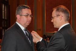 Prezes IPN dr Łukasz Kamiński wręcza odznaczenie Jarosławowi Tęsiorowskiemu