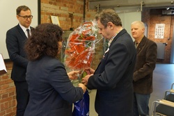 Wręczenie Krzyża Wolności i Solidarności Janowi Patalicie przez prezesa IPN dr. Jarosława Szarka.