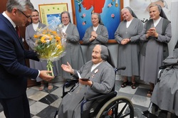 Uroczystość wręczenia Krzyża Wolności i Solidarności Mirosławie Kuźmak.